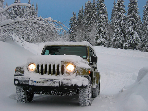6/be6565bee97e86c6d5afc07325a4ca26af341d/offroad-snow-jeep-passenger-mountain-uphill-driving.jpg